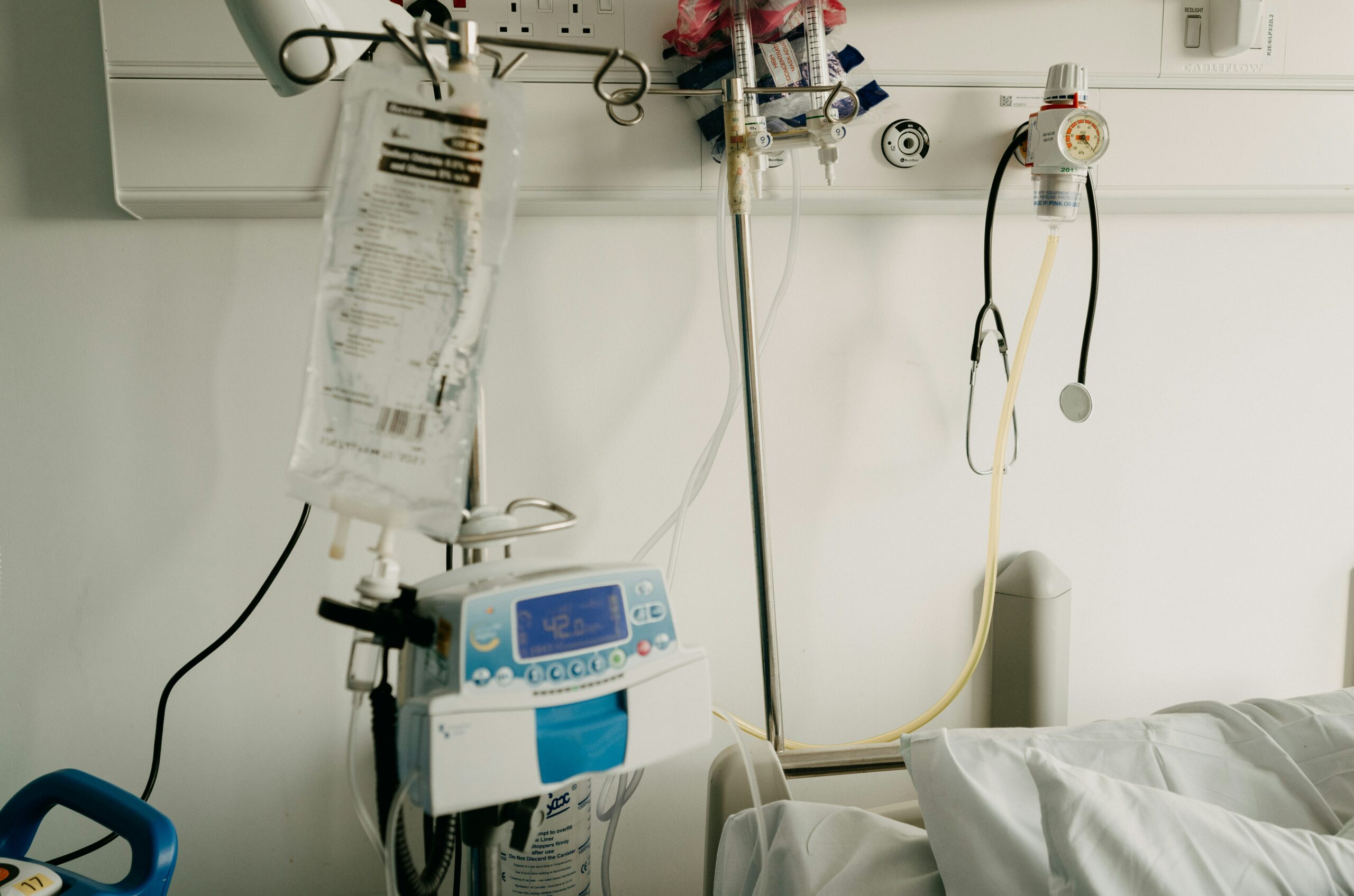 Équipement médical dans une chambre d'hôpital