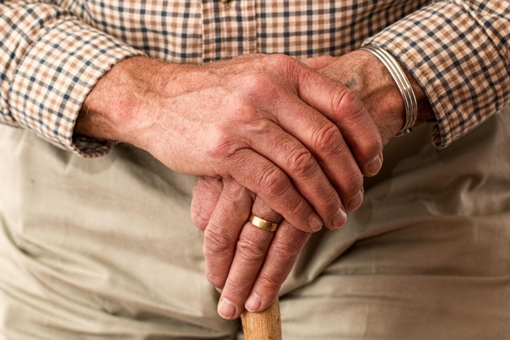 prevention des dangers pour personnes âgées à domicile avec matériel médical adapté