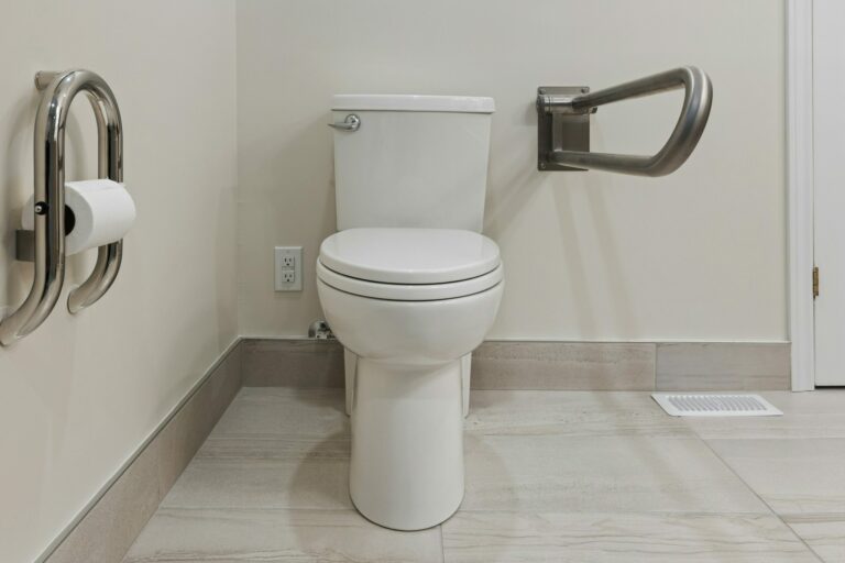 Matériel pour équiper une salle de bain pour personne âgée