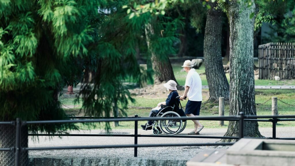senior utilisant du matériel médical pour améliorer sa mobilité et sa sécurité