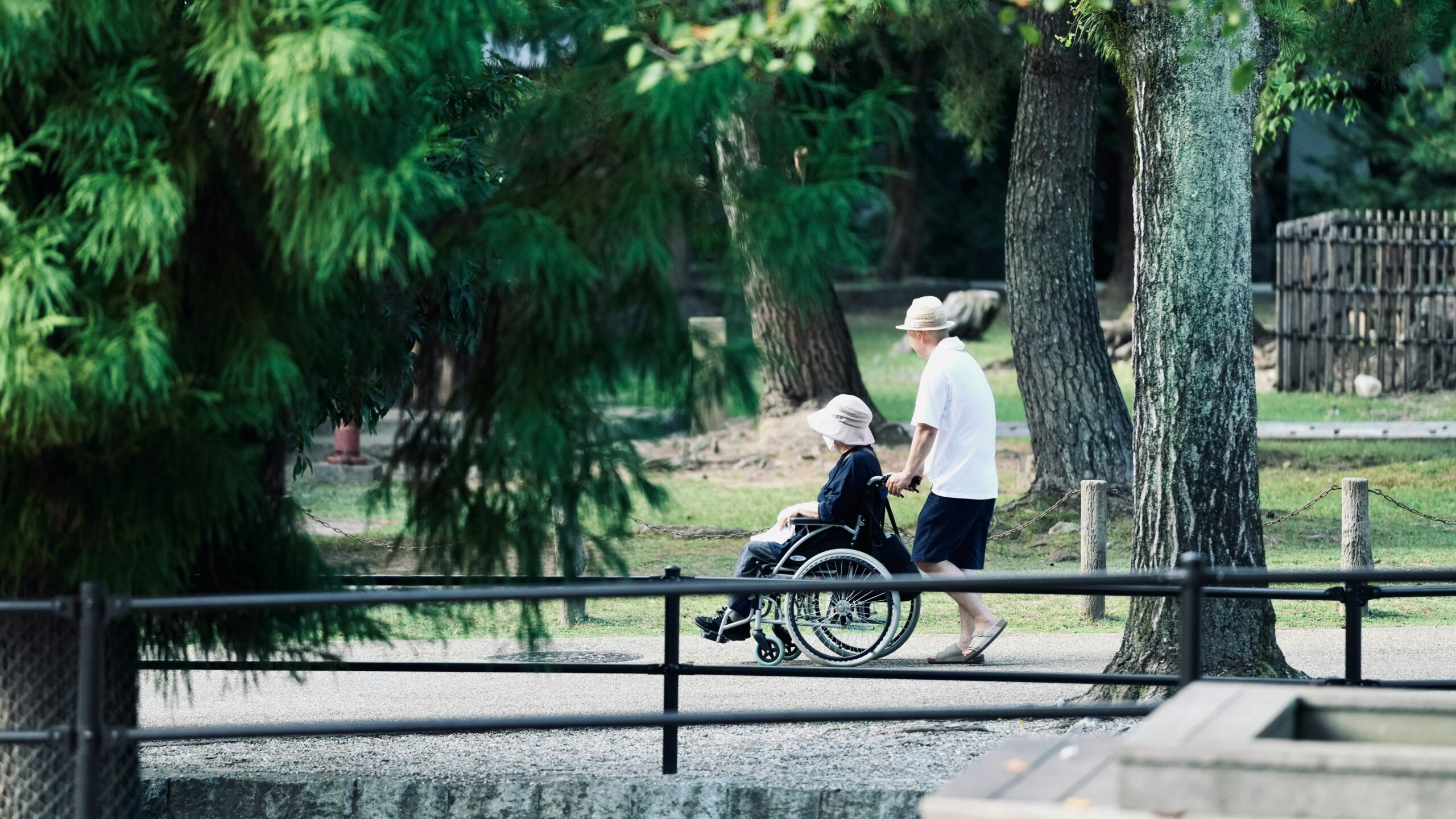 senior utilisant du matériel médical pour améliorer sa mobilité et sa sécurité